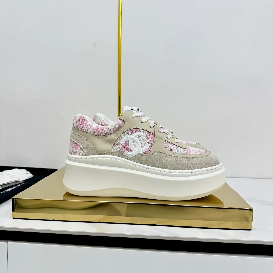 👟👟Ex-factory price 600👟👟 Upgraded version, upgraded version, upgraded version! No rebuttal accepted! ! ! ! Chanel Chanel panda shoes! 2025 counter's top casual sports shoes. This classic design; the upper is electro-embroidered with a variety of techniques; the outsole is fashionable and sporty; the unusual inclusion of a variety of color matching elements... The diversified mix and match is very good-looking and versatile, and can be used for leisure, fashion, sports, and outdoor... ꫛꫀꪝ Go➫ Materials: ❶Upper made of: original imported first-layer silk cowhide + original waterproof cloth + original first-layer cowhide ❷Inner lining: Original Yangli+Net ❸Outsole based on: Original TPU combination outsole Counter boutique packaging complete set for women 35–41 👉 👉 👉 👉 👉
